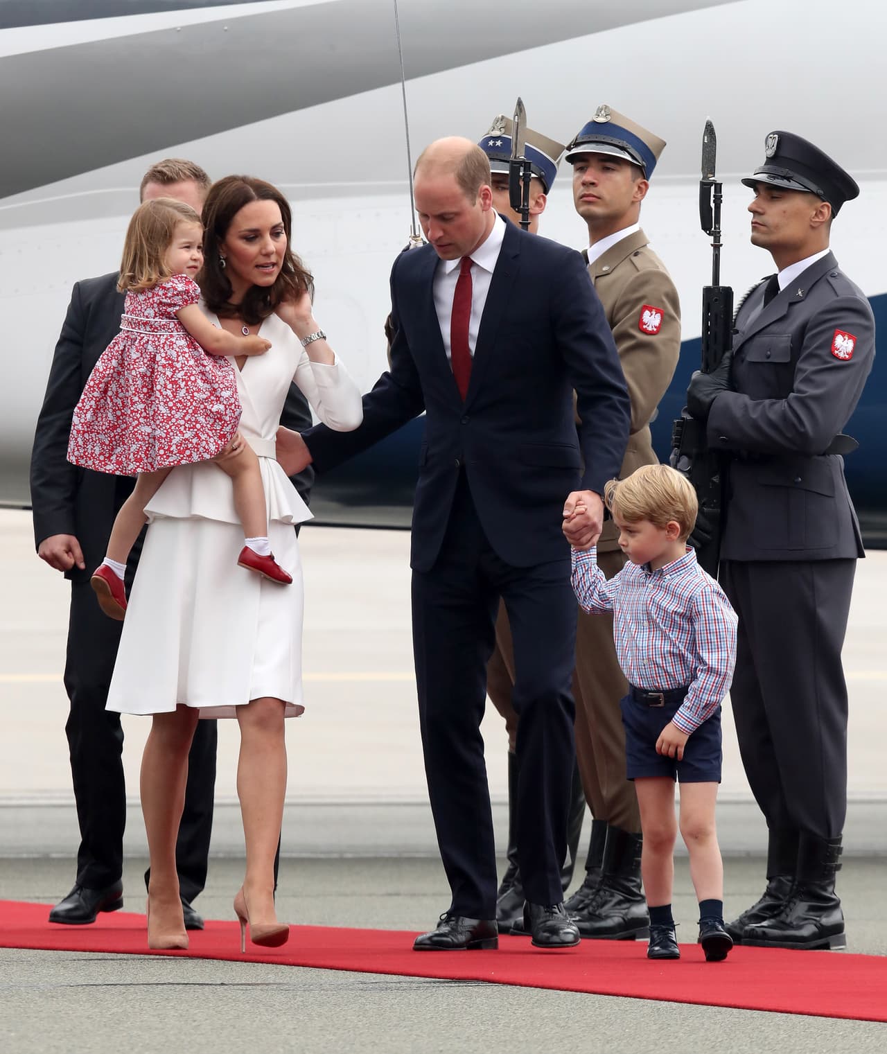 El príncipe George y su hermana la princesa Charlotte fueron vistos durante su llegada a Polonia.