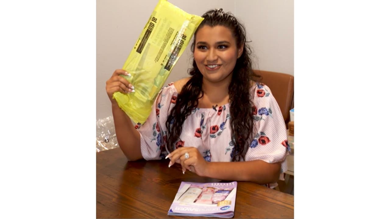 Ubica una gasolinera o tienda cercana y cada domingo acude a comprar el periódico. Debes verificar que el periódico esté en una bolsa bien sellada. Si no es así no lo tomes, pues lo más probable es que alguien ya quitó los cupones.