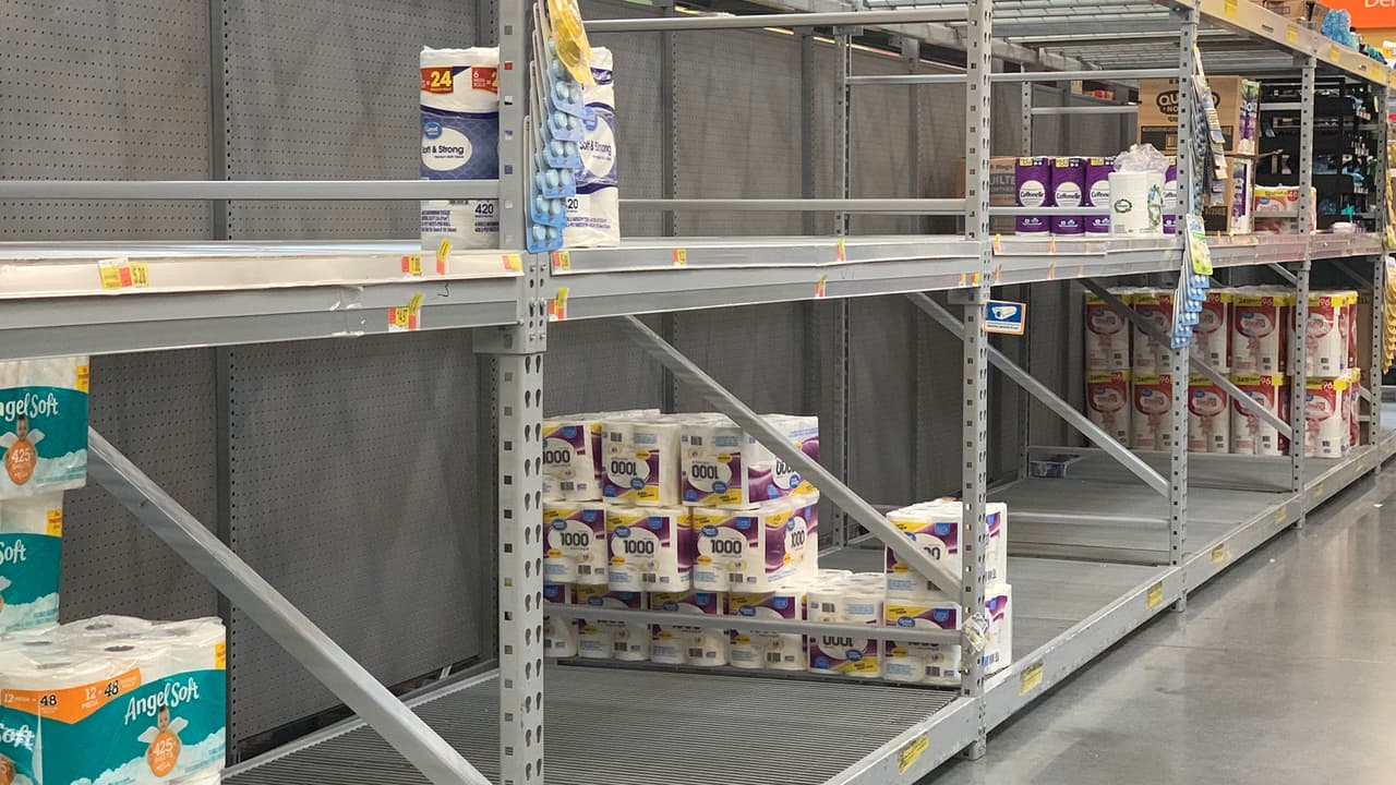 El pasillo del papel higiénico en este Walmart en Houston luce casi vacío.