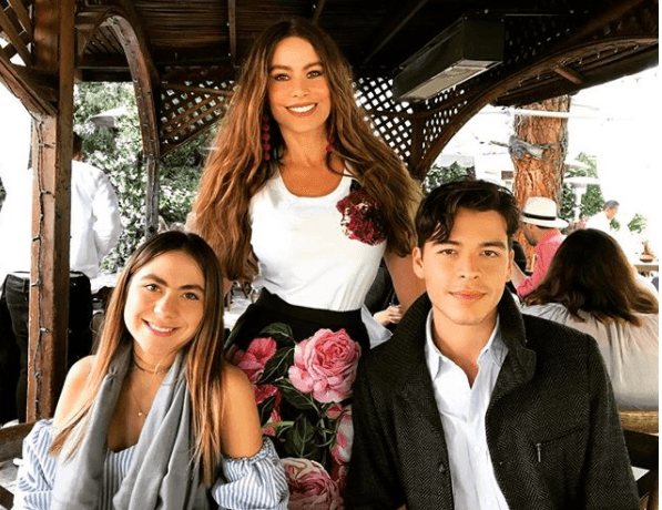 Además, Claudia ha sido colaboradora de la línea de ropa de su tía para Kmart.