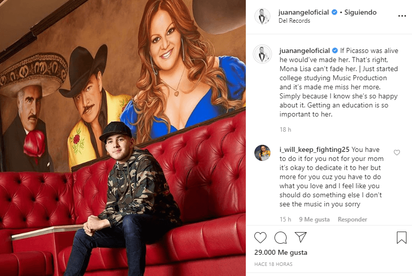 “Si Picasso estuviera vivo, la habría hecho. Así es, Mona Lisa no puede desvanecerla”, comienza escribiendo el joven cantante quien acompañó el mensaje con una imagen donde se aprecia un mural de Vicente Fernández, Joan Sebastian y Jenni Rivera.