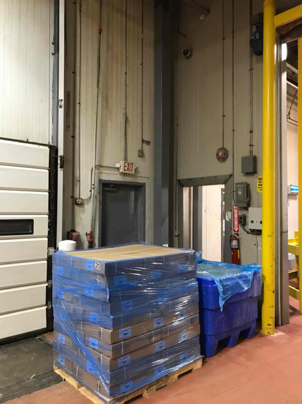 Otras salidas estaban bloqueadas con cajas.