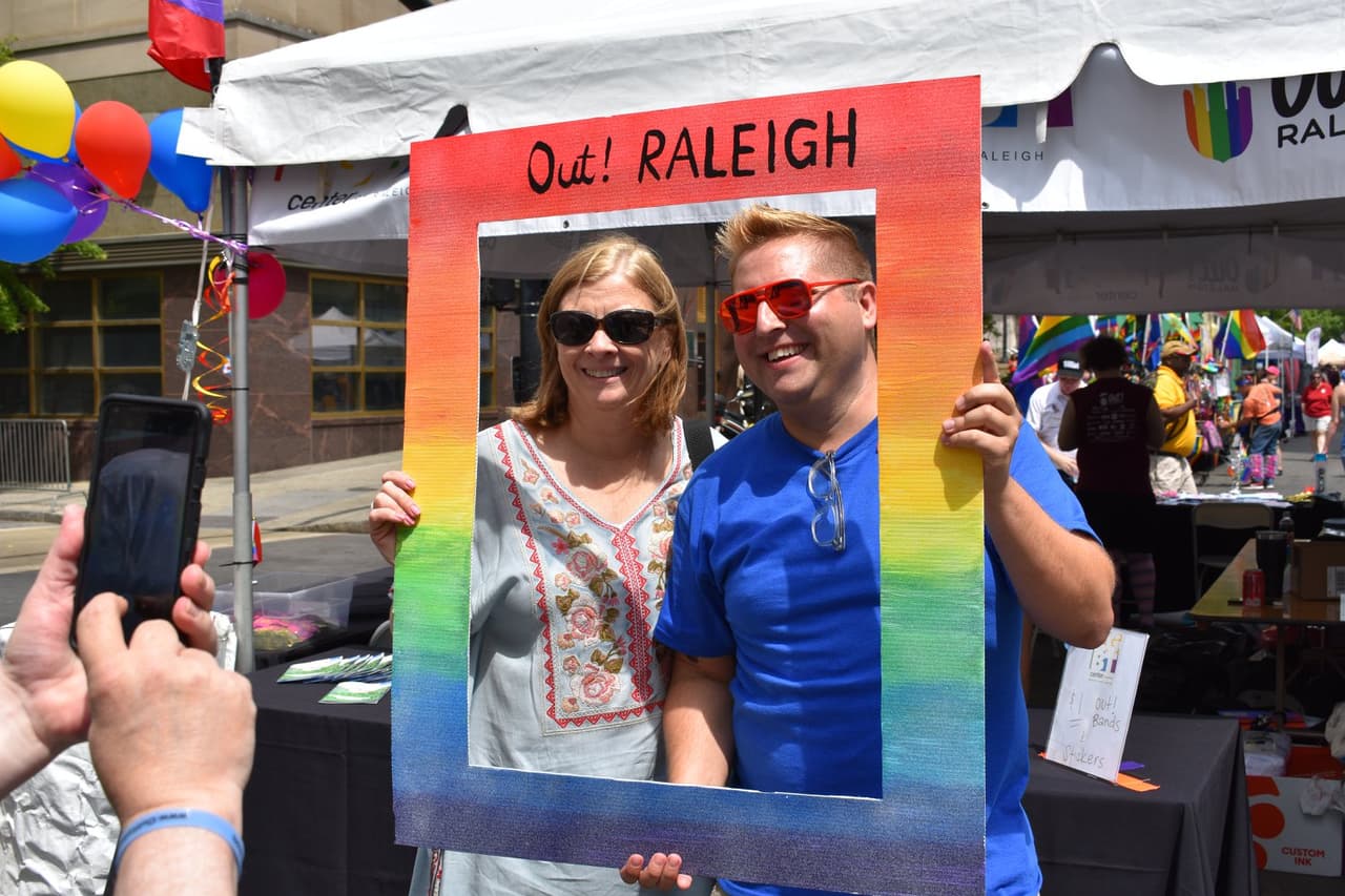 <b>Evento</b>: 12th Annual Out! Raleigh Pride
<br>
<b>Fecha</b>: 22 de junio
<br>
<b>Lugar</b>: Downtown Raleigh's Fayetteville Street district
<br>
<b>Sitio web</b>:
<a href="https://outraleighpride.org/">https://outraleighpride.org/</a>
<br>
<br>Out! Raleigh Pride es el festival anual familiar de la zona que celebra a la comunidad LGBT y sus aliados.