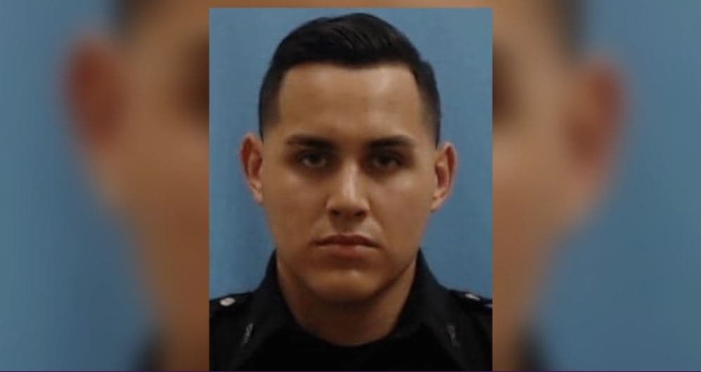 Los policías escoltaron el cuerpo de Arellano hacia el médico forense, minutos después de que el jefe de la policía Eddie García diera sus declaraciones sobre el choque mortal.