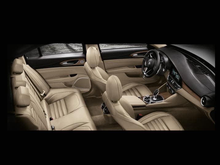 Al interior del Giulia 2017 gana protagonismo un panel de instrumentos de 7 pulgadas, que comparte espacio en la ficha tecnológica con una pantalla oculta de 8.8 o 6.5 pulgadas