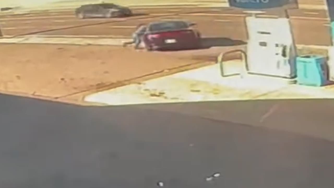 Mujer se cuelga de auto en intento de evitar el robo y es arrastrada por ladrón en CT