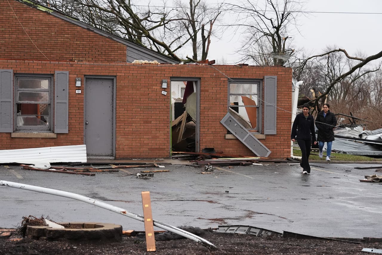 Las autoridades informaron que 
<b><a href="https://www.univision.com/local/chicago-wgbo/declaran-estado-de-emergencia-en-kankakee-tras-el-paso-de-un-tornado-video" target="_blank">el lado sur de Kankakee sufrió daños particularmente graves</a></b>. Varias viviendas se incendiaron después de que cables eléctricos cayeran sobre los techos.
<br>
<br>Debido a los daños y a los cortes de energía, todas las escuelas del distrito permanecieron cerradas este miércoles.