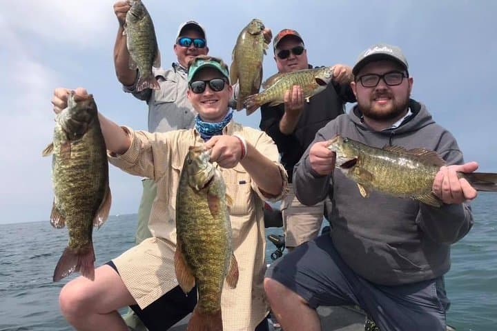 <a href="https://www.tripadvisor.com/AttractionProductReview-g52607-d14041969-Lake_Erie_Smallmouth_Fishing_Charters-Erie_Pennsylvania.html"><b>Súmate a una excursión de pesca</b></a>. En Lake Erie Smallmouth Fishing Charters, por ejemplo, podrás lanzar tu línea al lago Erie y disfrutar de la mejor pesca de lobina de boca chica en Estados Unidos en este tour guiado de pesca en Erie, Pensilvania. Sube a bordo de un bote en la hermosa Presque Isle Bay y tu capitán te llevará a pasar un día inolvidable de pesca con caña en este gran lago.