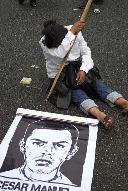 Centenares de personas marchan en Acapulco, Guerrero, en protesta por los 43 estudiantes desaparecidos.