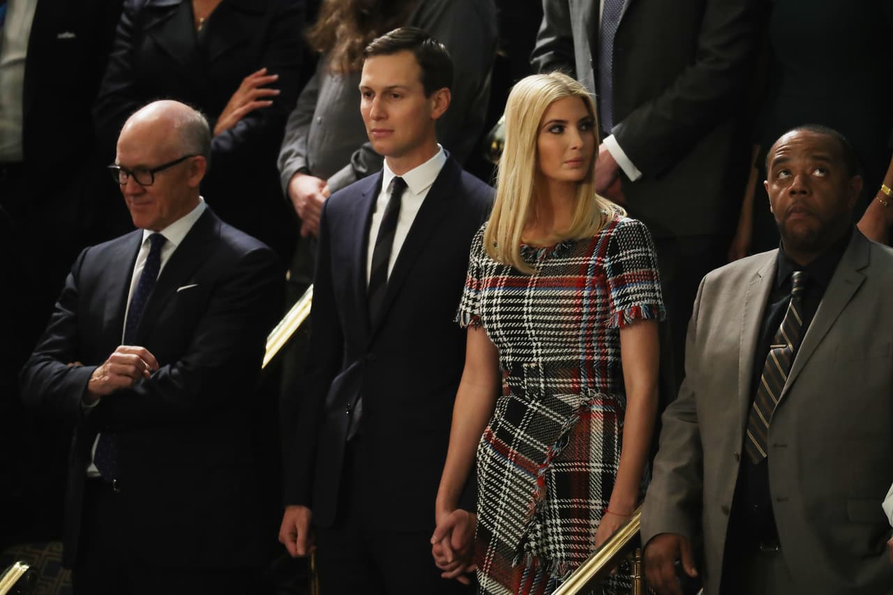 Ivanka Trump y su esposo Jared Kusner en los puestos que ocuparán durante el discurso del presidente Donald Trump en el congreso.