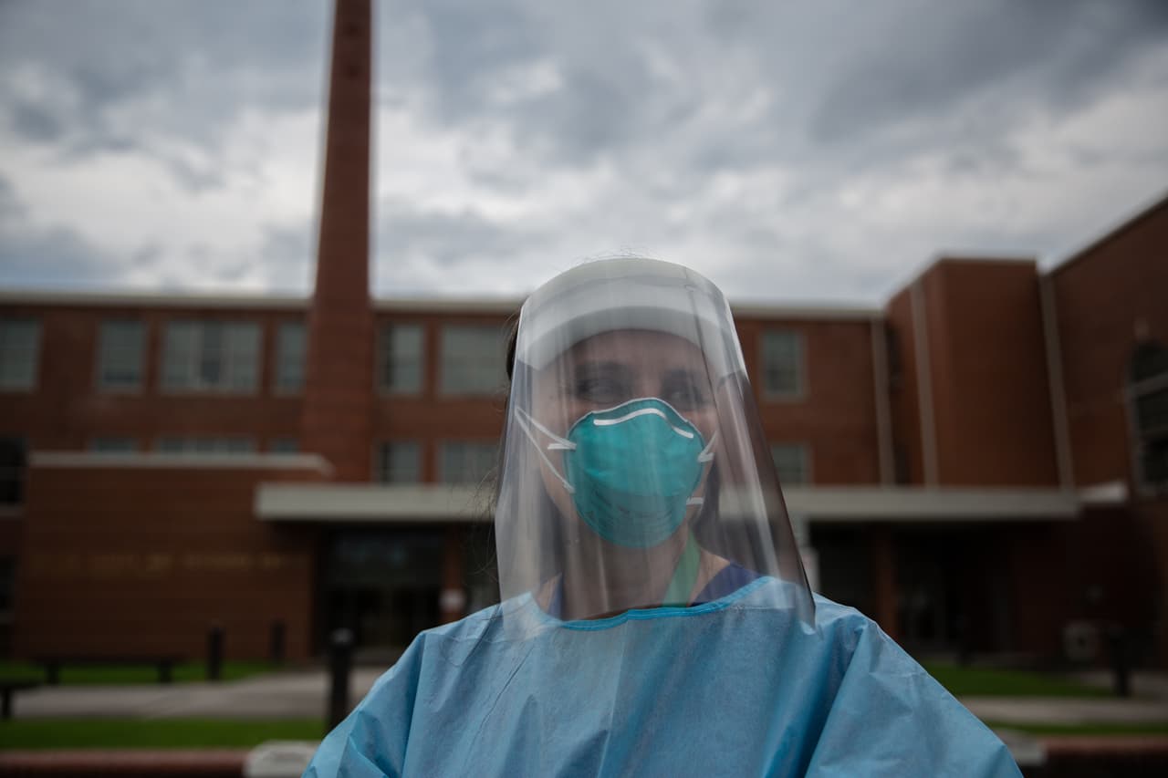 En Durham, Carolina del Norte, la doctora Viviana Martínez-Bianchi y sus colegas latinas lideran la lucha por tender puentes de comunicación entre la comunidad latina y los funcionarios de salud pública. El grupo al que pertenecen, LATIN-19, también ha impulsado la apertura de más centros de pruebas de covid-19, una iniciativa que ha ayudado a detener la propagación del virus entre los latinos