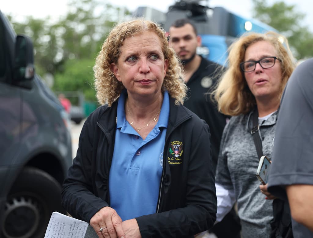 La
<b>congresista Debbie Wasserman Schultz</b> se retira del Centro de Entrenamiento y Transición Dade-Collier, conocido como
<a href="https://www.univision.com/local/miami-wltv/trasladan-alcatraz-caimanes-cubanos-detenidos-ice-corte-inmigracion-miami">Alcatraz de los Caimanes</a>, tras recorrer el lugar y ofrecer declaraciones a la prensa. Durante la inspección, Wasserman Schultz confirmó que las áreas de detención consisten en jaulas sin ventilación adecuada, donde los migrantes duermen y realizan sus actividades básicas sin condiciones mínimas de dignidad.