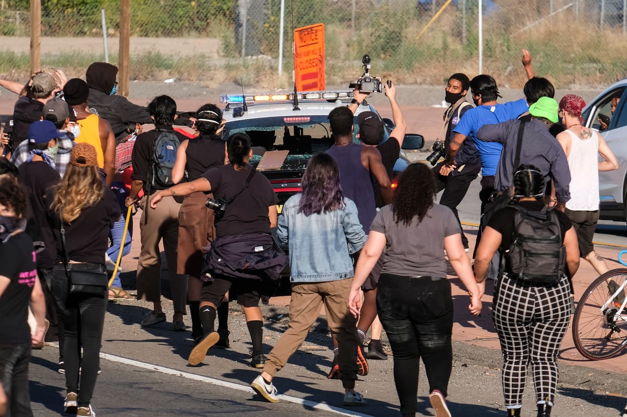 En la mañana del miércoles el disgusto por la muerte de Floyd se extendió a otros estados. En Los Ángeles, California, un grupo de manifestantes atacó un auto de la policía en una autopista.