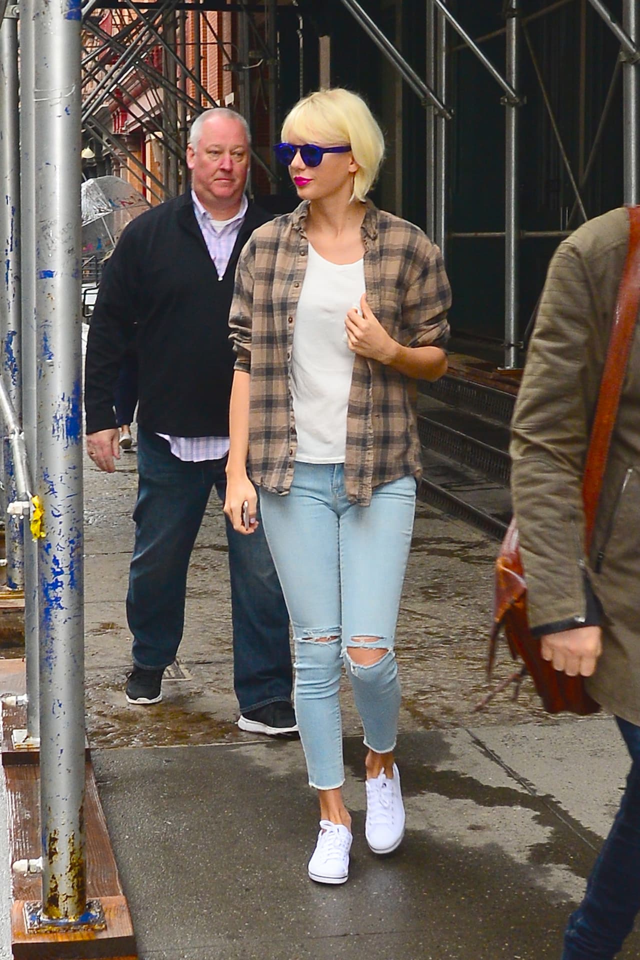 Tay se veía súper sexy con ellos, además los combinó con una camiseta blanca y una camisa a cuadros abierta, con tenis blancos de tela.