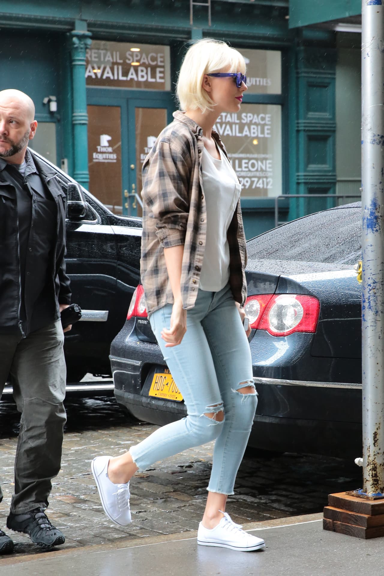 Como ya es su estilo, sus piernas siempre deben notarse, ya que es una de las partes de su cuerpo que más le gusta presumir.