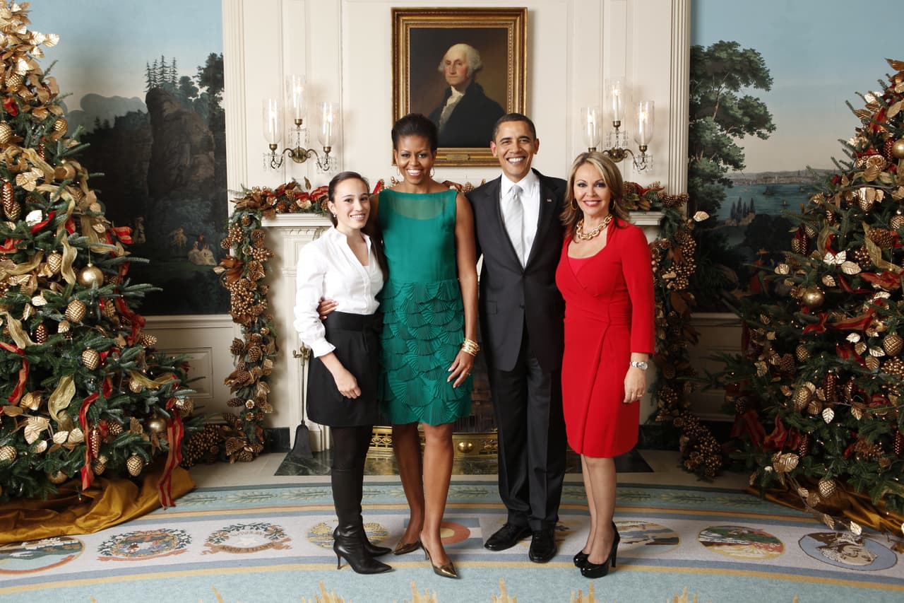 María Elena Salinas with former President Barack Obama and First Lady in the White House.