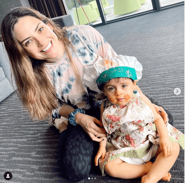 Y al parecer la pequeña tiene buen apetito para los platillos que le gustan.