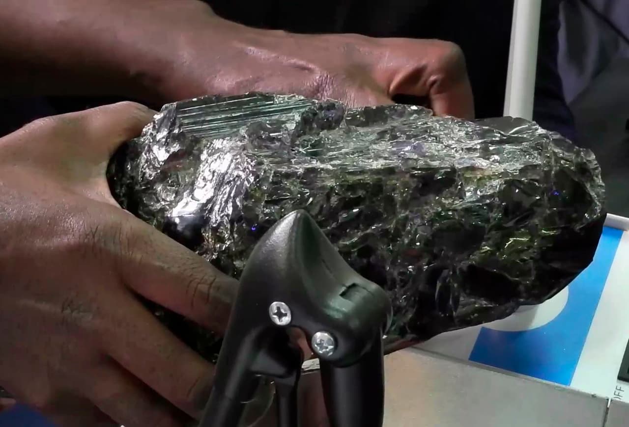 Las piedras que encontró el minero de 52 años pesan 20.4 y 11.2 libras (unos 9.27 y 5.1 kilos). El hallazgo lo hizo en una zona que el gobierno de Tanzania había rodeado de un muro en 2018 para controlar la producción y luchar contra las exportaciones ilegales.
<br>