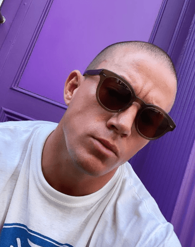 Por ejemplo, el 27 de agosto de 2021, el guapo histrión publicó una fotografía en la que se dejó ver con lentes de sol y el rostro serio. Usuarios de Internet no dudaron en dejarle cariñosos comentarios.