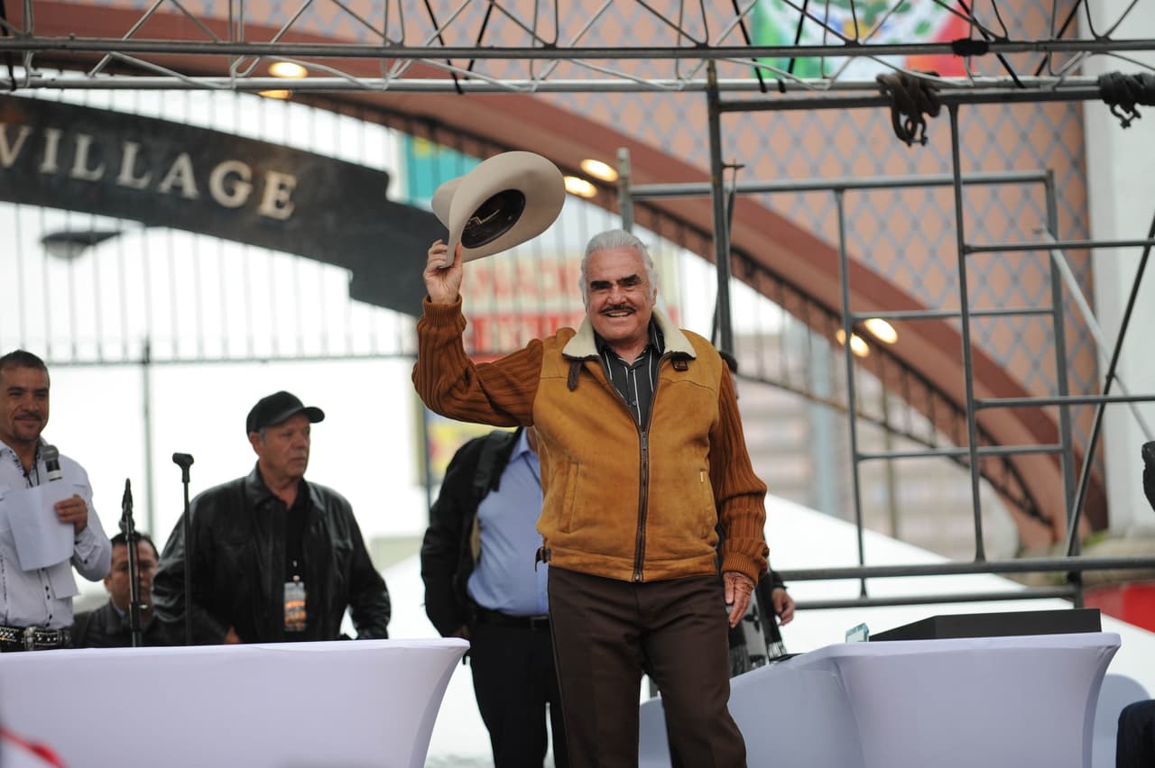 El 22 de octubre de 2012, la leyenda del cine y la canción mexicana,
<b> Vicente Fernández, fue homenajeado en la Ciudad de Chicago. </b>
<a href="https://www.univision.com/local/chicago-wgbo/el-arco-de-la-villita-se-convierte-en-monumento-historico-video" target="_blank">El Arco de La Villita, en la Calle 26</a>, enmarcó el escenario en el que Vicente Fernández recibió las llaves de la ciudad.