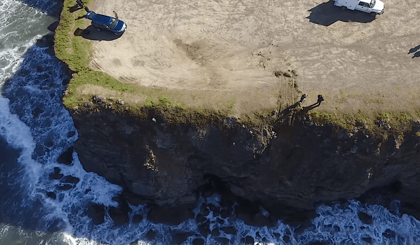 El vehículo y los cinco cuerpos fueros sacados del precipicio el lunes 26 de marzo, cuando las autoridades se percataron del accidente.