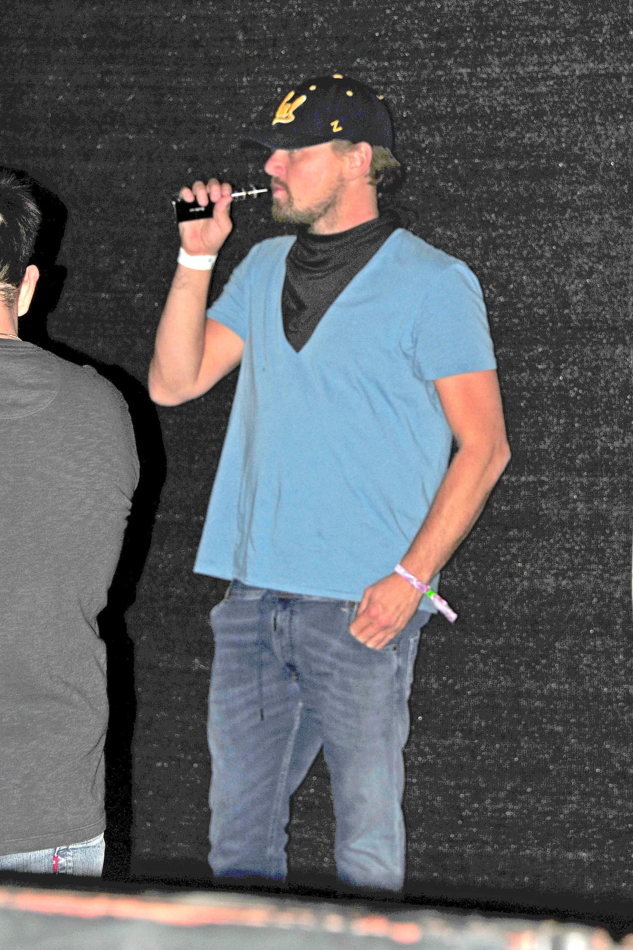 Leonardo DiCaprio no podía faltar. Lo vimos con su cigarro eléctrico en mano.