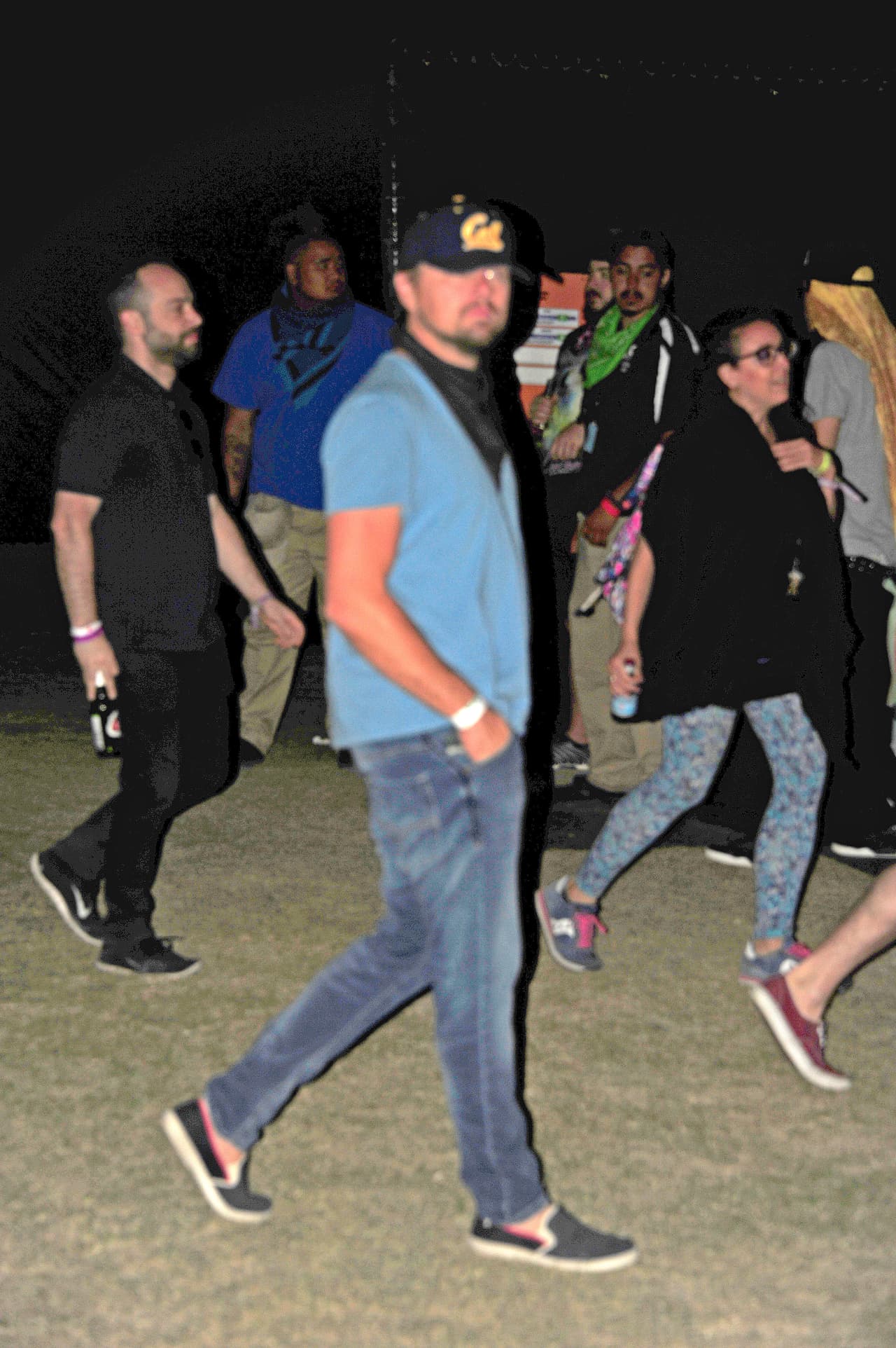 Leo mantuvo su look casual y poco llamativo.