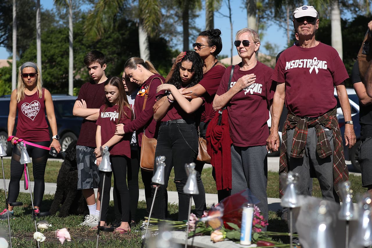 El momento de silencio frente a la secundaria Stoneman Douglas de Parkland. La masacre del 14 de febrero de 2018 avivó el debate nacional sobre las armas y convirtió a los jóvenes sobrevivientes en activistas políticos. Esto dio paso a algunas de las manifestaciones juveniles más grandes en el país vistas desde la era de Vietnam.