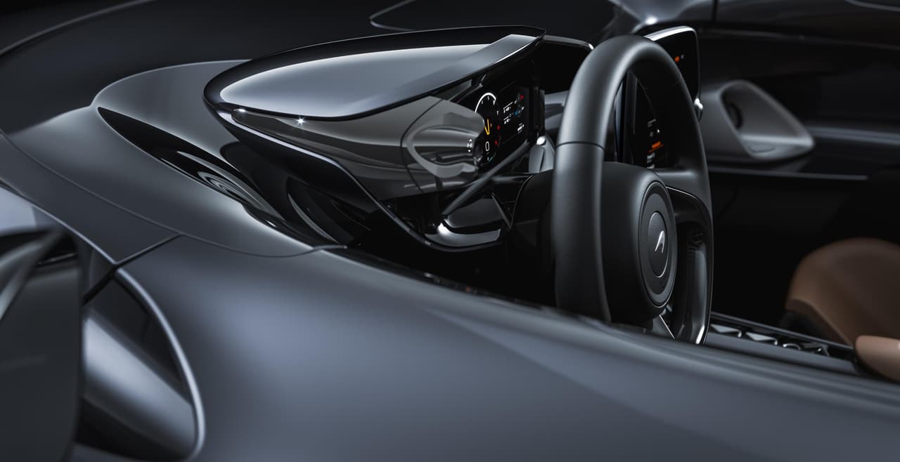 Curiosamente, con el objetivo de minimizar el peso del vehículo, el McLaren Elva no trae de serie ningún sistema de audio. Y queda a la disposición de los clientes incluir sin costo adicional un sistema a la medida. Otras opciones sin costo incluyen llantas de aleación forjada súper liviana de 5 radios en lugar de las llantas ultraligeras de 10 radios montadas de serie; neumáticos Pirelli P Zero ™ Corsa centrados en la pista en lugar de neumáticos Pirelli P Zero ™; y un sistema de elevación de vehículos.