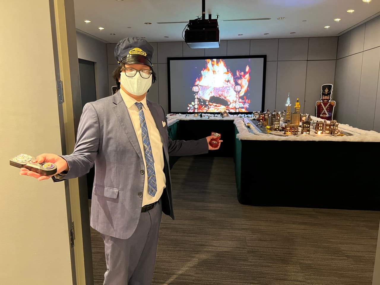 PaleyLand está abierto de 12 PM a 6 PM, ET de miércoles a viernes, y de 11 AM a 6 PM los sábados y domingos de todas las semanas hasta el 6 de enero de 2022. El horario especial exclusivo para miembros es de 10 a 11 AM sábados y domingos. Para obtener el cronograma detallado, visita 
<a href="https://www.paleycenter.org">https://www.paleycenter.org</a>