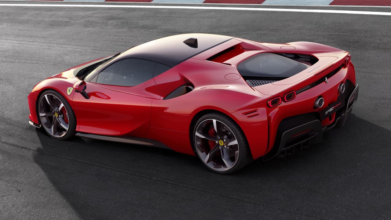 Lo más importante que debes saber de este nuevo 
<a href="https://www.univision.com/temas/ferrari">Ferrari</a> es que trae un motor 
<b>V8 turbocargado y sistema hibrido ‘plug-in’</b> que combinados pueden producir hasta 
<b>986 caballos de potencia</b>.