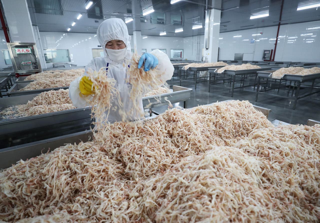 <b>Pescado y marisco.</b> El gobierno de Trump elaboró 
<a href="https://www.univision.com/noticias/comercio-exterior/trump-le-muestra-a-china-otra-extensa-lista-de-productos-a-los-que-amenaza-con-nuevos-aranceles">una nueva lista de productos chinos</a> a los que eventualmente se les aplicará aranceles por valor de 200,000 millones de dólares. En un plazo de dos meses el presidente podría ordenar la aplicación de las tasas aduanales de 10%. Entre los nuevos productos afectados hay numerosos pescados y mariscos, como la trucha, el salmón, el bacalao, las langostas o los camarones, además de filetes de salmón congelado o caviar.