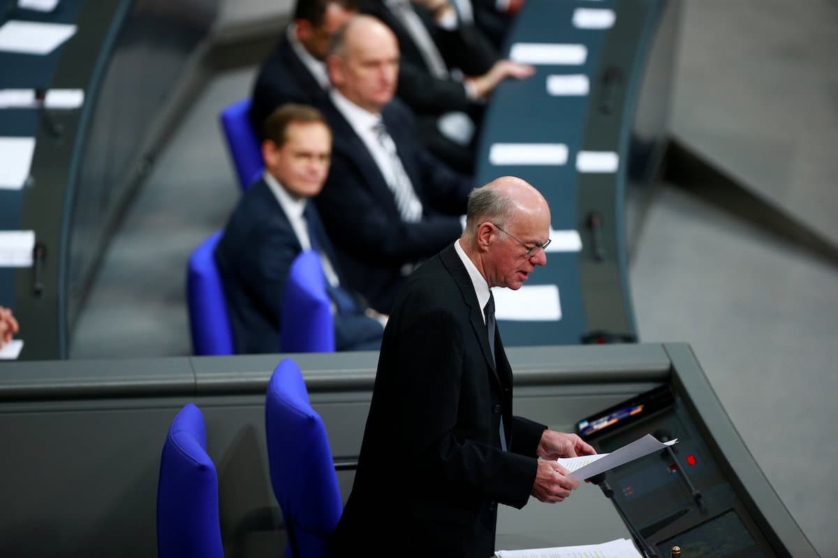 "La 'eutanasia' nacionalsocialista es una perversión del juramento hipocrático", dijo en un discurso ante el Bundestag, la cámara baja del Parlamento alemán, su presidente, Norbert Lammert. "Los asesinatos se cometían con el argumento hipócrita de que servían al interés general, también al de los pacientes", recordó.
<br>