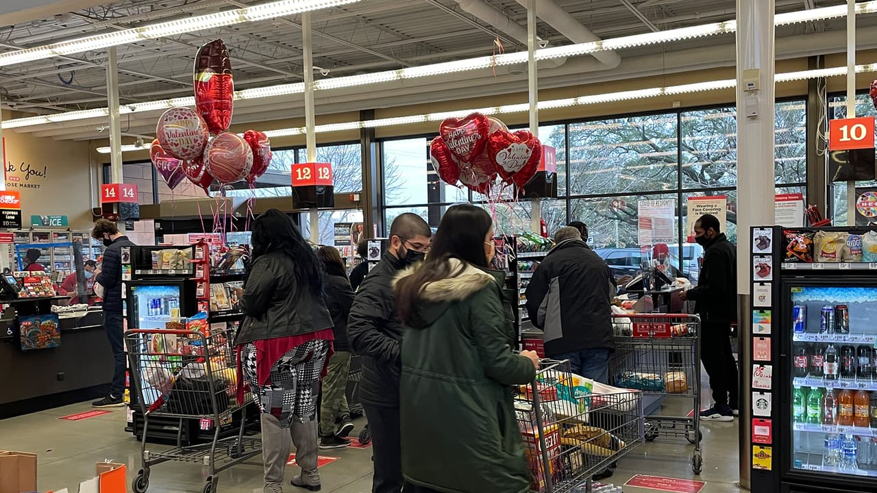 La gran mayoría de la gente ha sido ordenada en sus compras y practicando distancia social.