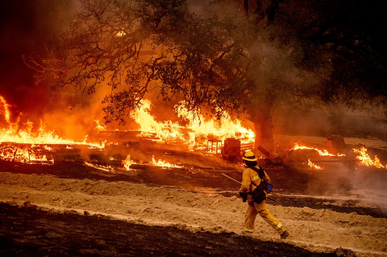 Más de 16,000 bomberos combaten incendios forestales que han quemado 4 millones de acres en California