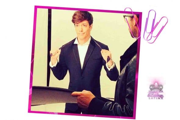 Roger comenzó a los 11 años de edad su carrera dentro de los medios. Durante una década Roger González fue estrella para Disney Channel. Roger es uno de los artistas juveniles más influyentes y queridos en toda América Latina. Actualmente es protagonista del musical “Hoy No Me Puedo Levantar”. Cuenta con más de 1 millón de seguidores en redes sociales. Roger llega a la novena temporada de Nuestra Belleza Latina para traerte todo lo que está pasando en redes sociales. ¡Conócelo!