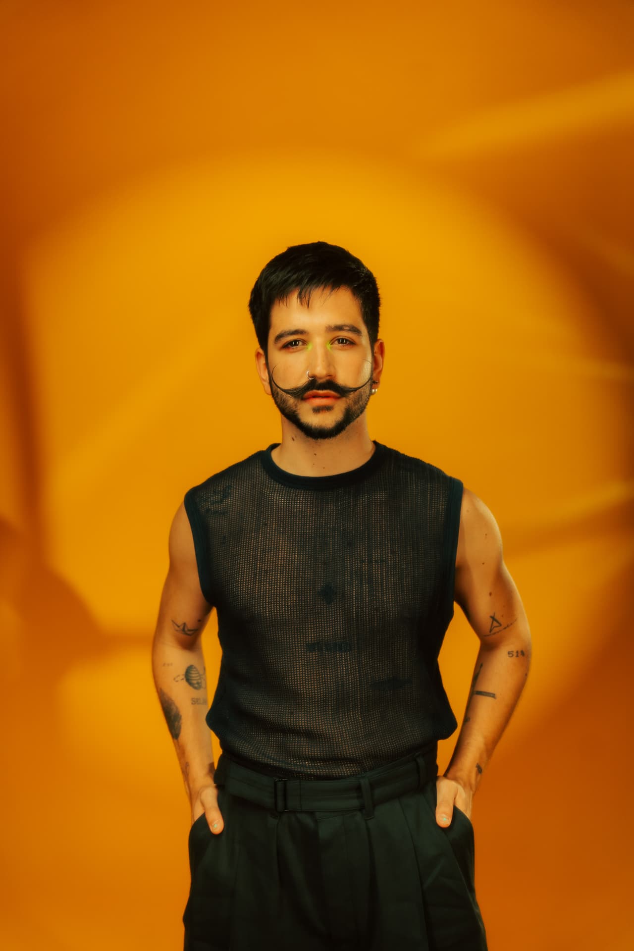 <h2 class="cms-H2-H2"><b>Camilo</b></h2>
<br>El ganador de cinco premios Latin GRAMMY traerá toda su alegría y ritmo al escenario que se prepara para esa gran noche. Este año el colombiano, quien tiene cinco gramófonos latinos, tiene seis nominaciones, entre ellas la de Grabación del Año y Canción del Año.