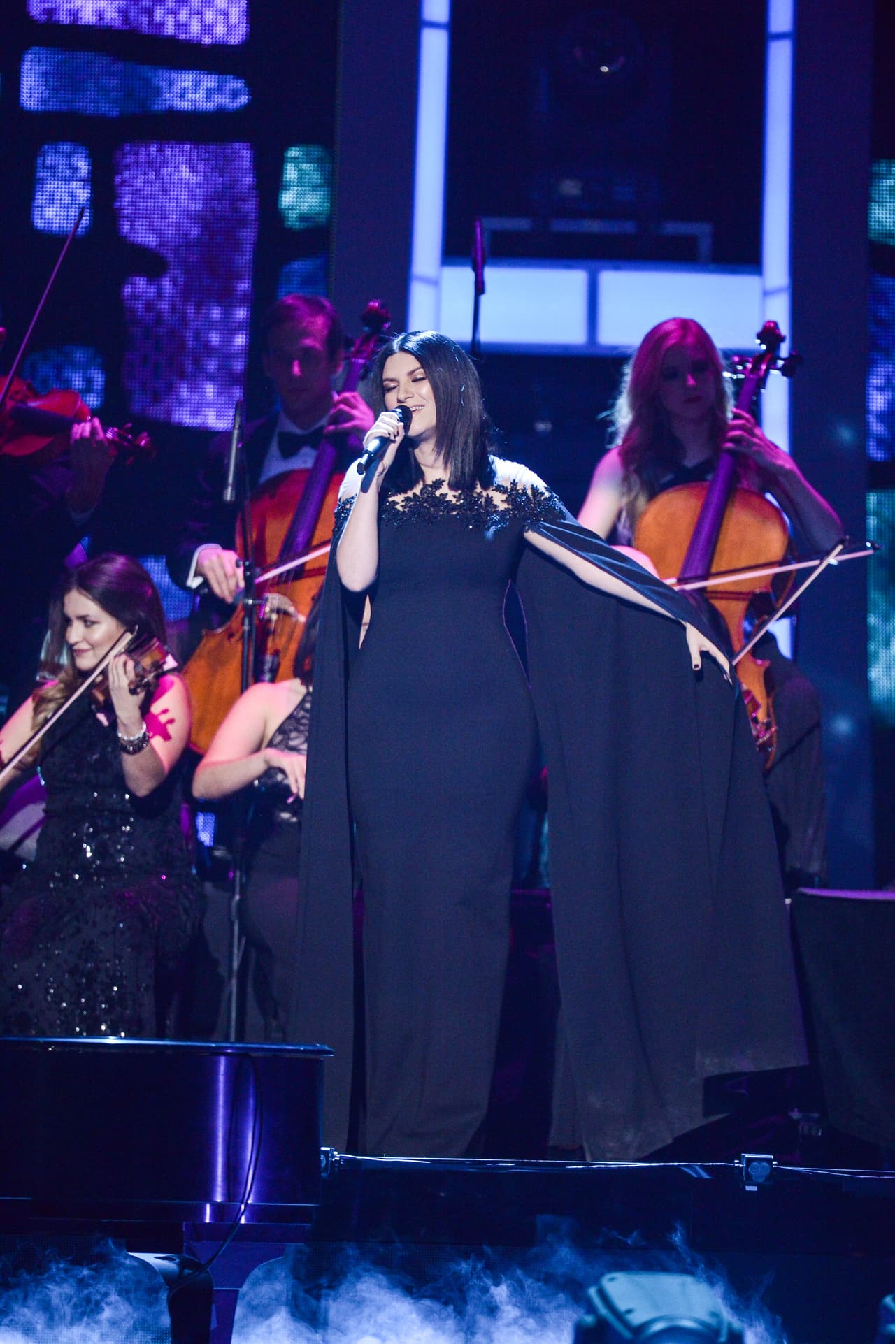 Pausini deleitó a los fanáticos con el tema 'Lado Derecho del Corazón'.