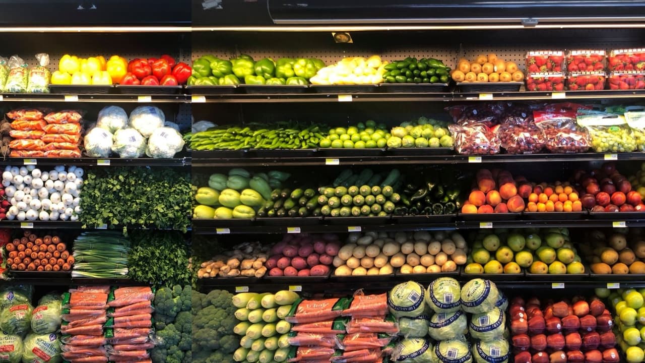 <b>Arteaga's Market — 3100 Arden Way Sacramento CA</b>
<br>
<b>Lodi — 200 E Oak St, Lodi CA</b>
<br>Cuenta con tres locaciones cerca de Lodi y Sacramento. Venden productos americanos e hispanos, cuentan con panadería, frutería y servicios de catering.