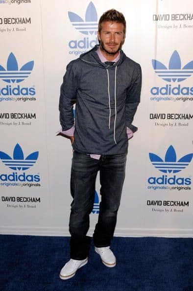 Sus accesorios preferidos son los lentes, los gorros de lana, y para la noche, corbatas de colores con diseños. Todo le queda tan bien a este bombón que varias son las marcas que lo buscan para que sea la imagen de su última colección.