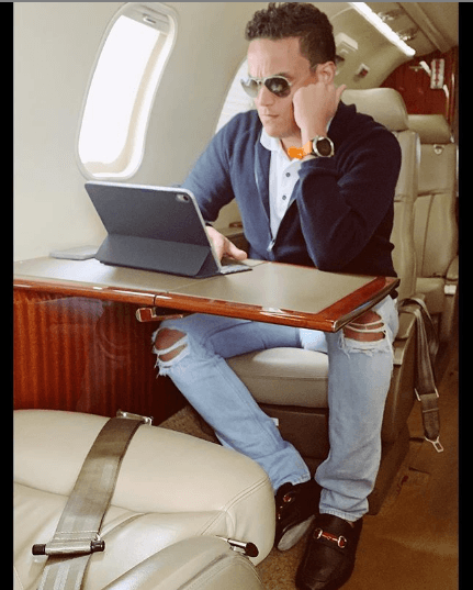 En dicha emisión contó que empezó como guitarrista en Bogotá, Colombia, y después como telonero de otros artistas. Su primer solo de guitarra lo aprendió en el año 98.
<br>