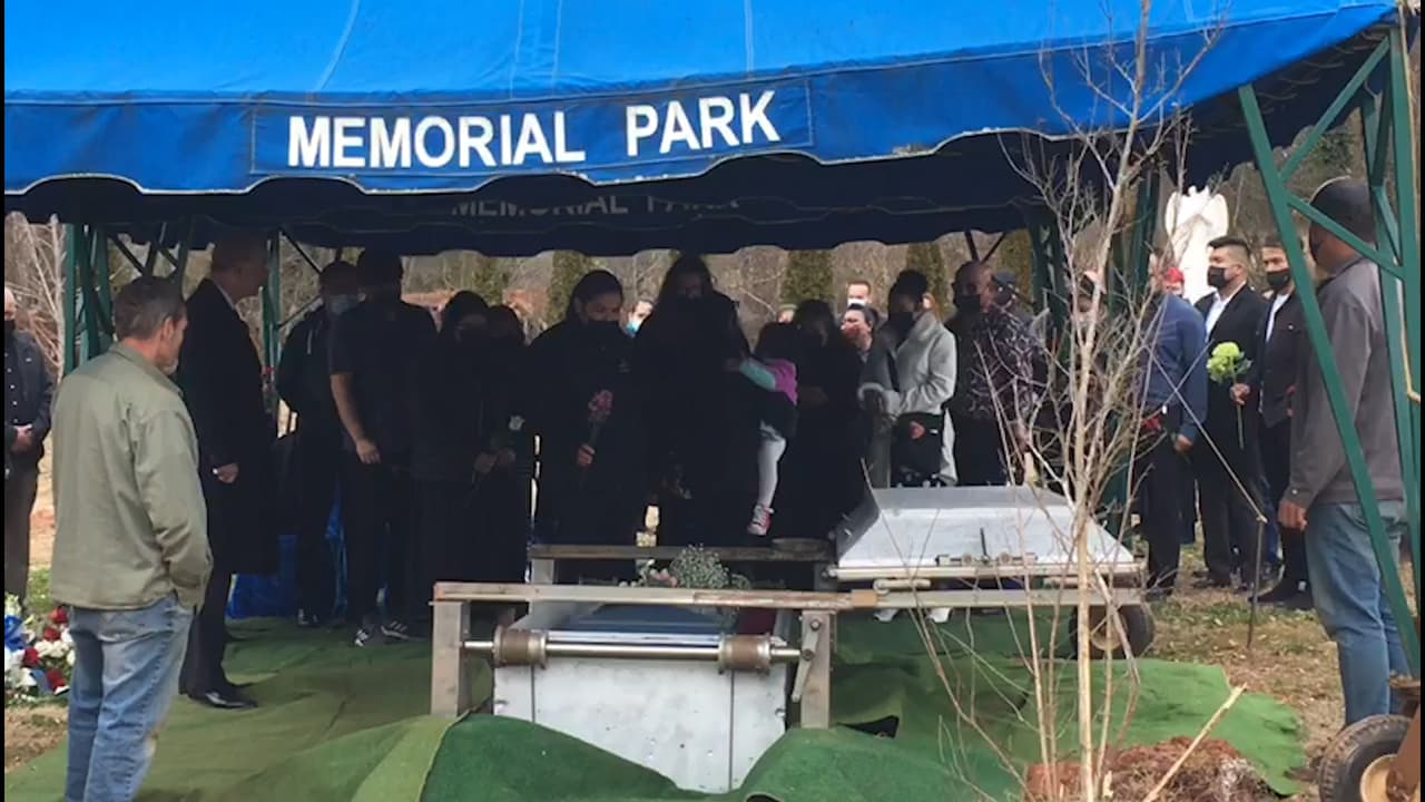 El cementerio Memorial Park es el lugar de la última morada de Saul Suárez y Edgar Vera.