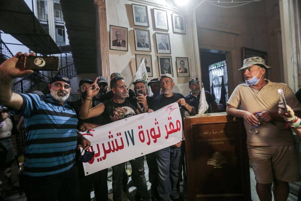 Manifestantes libaneses protestando en las afueras del ministerio de Exteriores. El
<a href="https://www.univision.com/noticias/el-papa/papa-francisco">papa Francisco</a> manifestó este domingo su solidaridad con el Líbano, volviendo a abogar para que el mundo ayude "generosamente" a este país