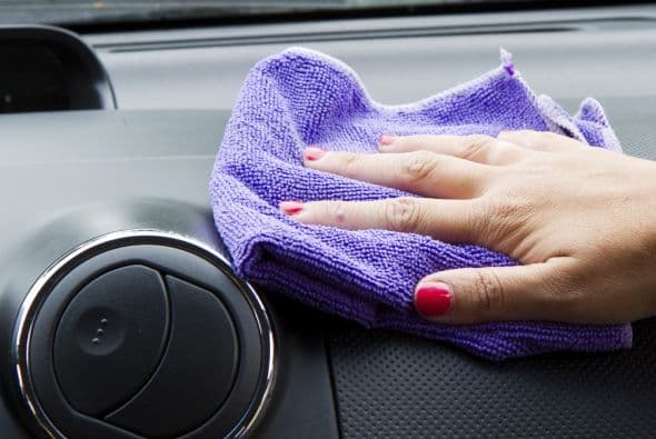 Si se te vuelca algún líquido, límpialo de inmediato con toallas de papel. Si no logras quitarlo, lo mejor es invertir en un especialista que lo solucione.