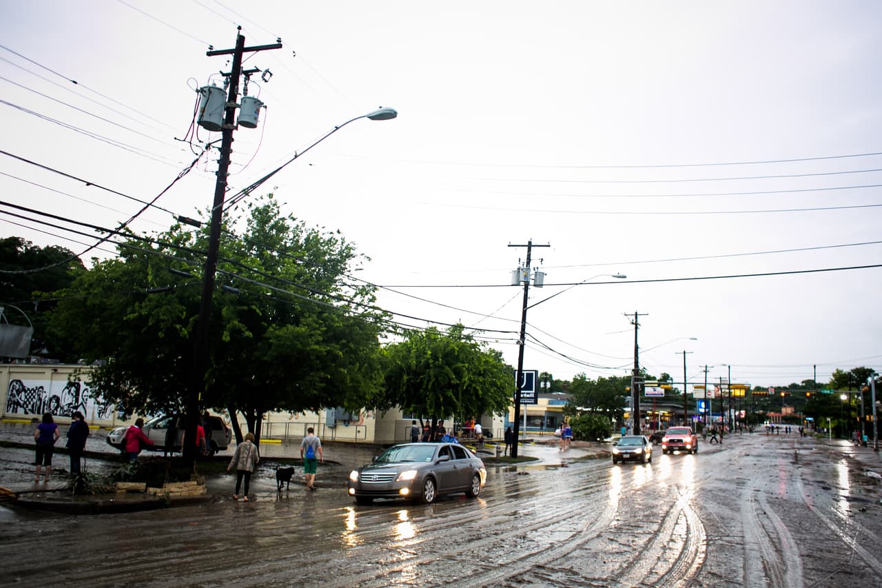 Algunas zonas de la ciudad quedaron bajo el agua luego de intensas lluvias.