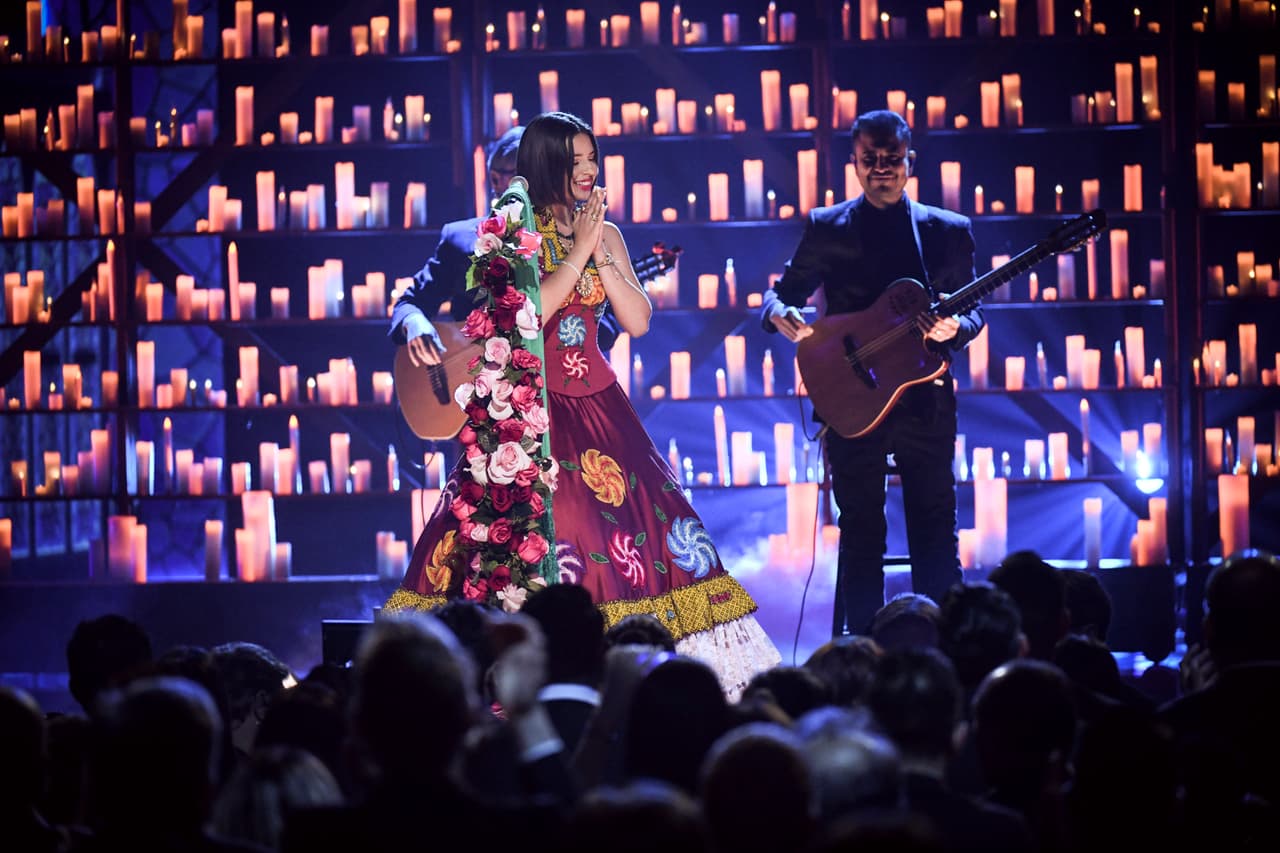 Casi al terminar su interpretación a la popular canción mexicana (también originada en el estado de Oaxaca) el público presente, incluidos las estrellas invitadas ovacionaron a la cantante.