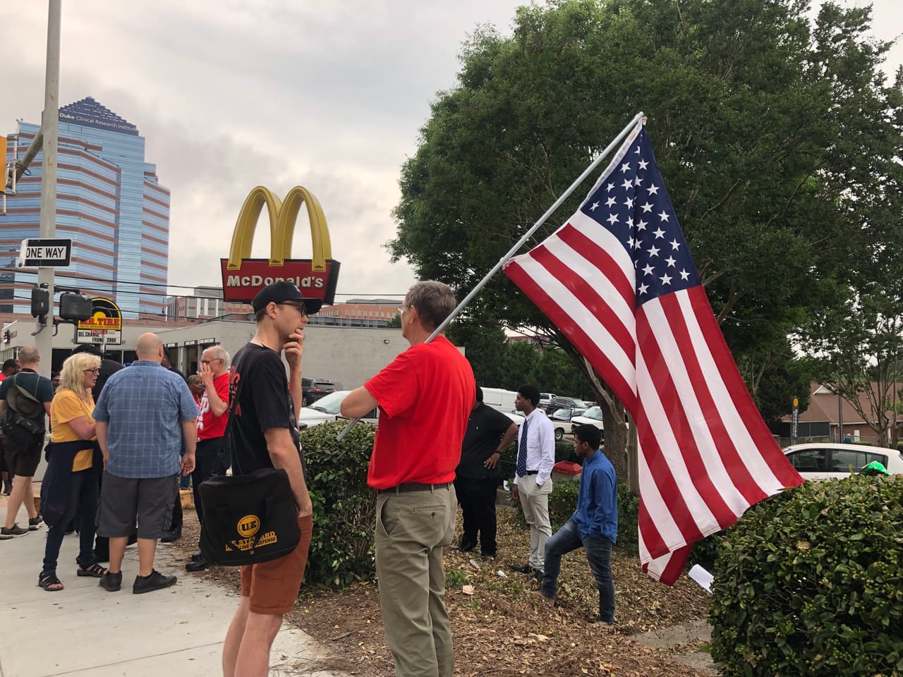 Trabajadores de McDonald's exigen salario a $15 la hora y mejores condiciones laborales