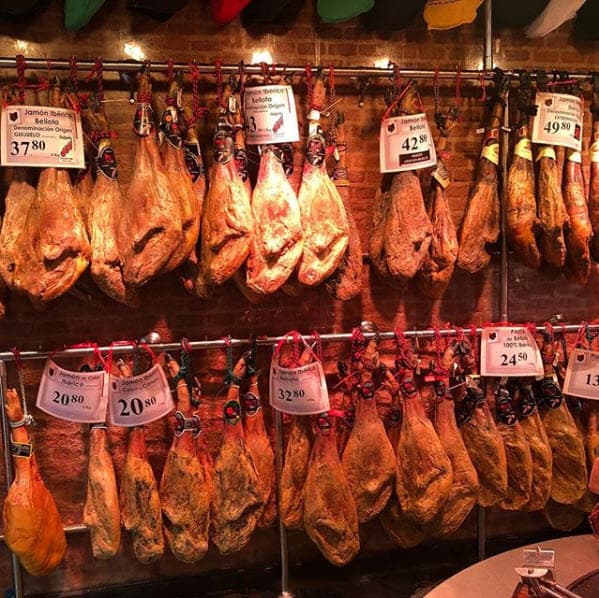 Entraron a un lugar donde venden jamón serrano y piernas.