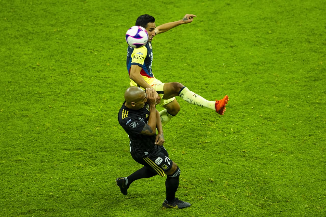 Con dos grandes goles de Sebastián Cordova y un potente cabezazo de Emanuel Aguilera en su regreso de la lesión, América consigue un triunfo clave frente a los Tigres en el Estadio Azteca.