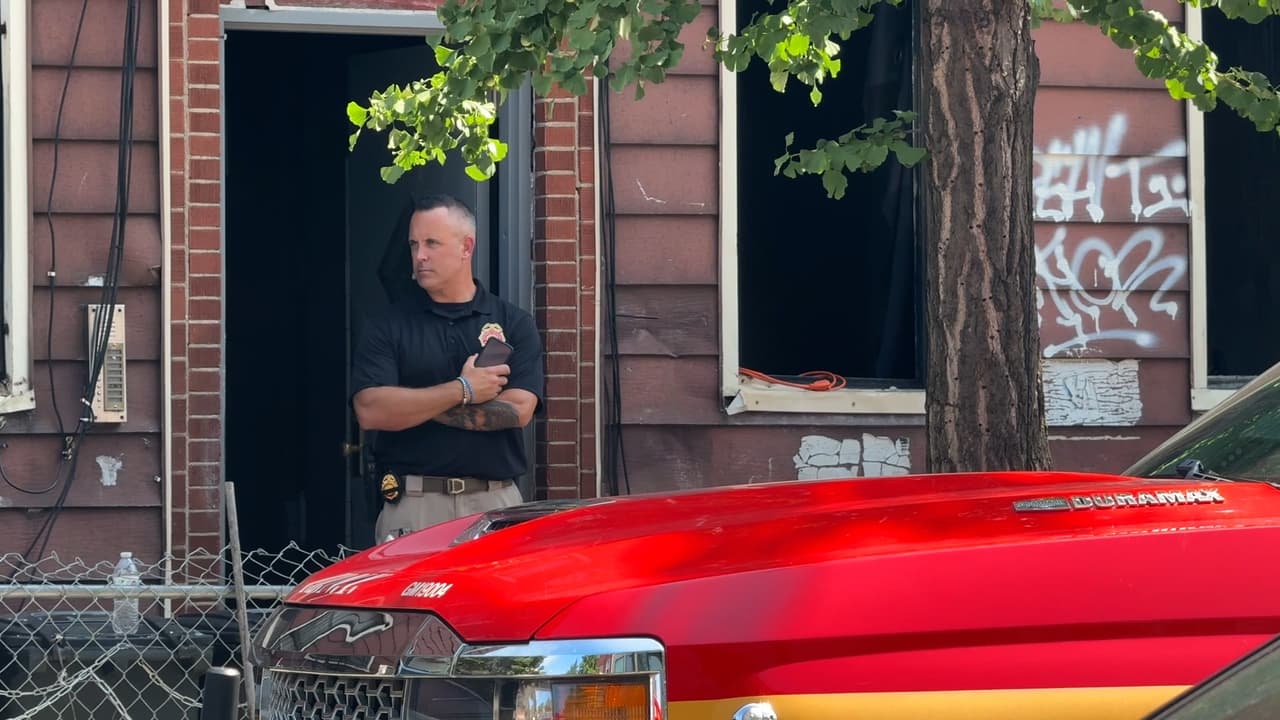 Algunos de los afectados, que se encontraban en los pisos superiores 
<b>tuvieron que ser auxiliados por los bomberos para poder salir</b> del edificio.
<br>
